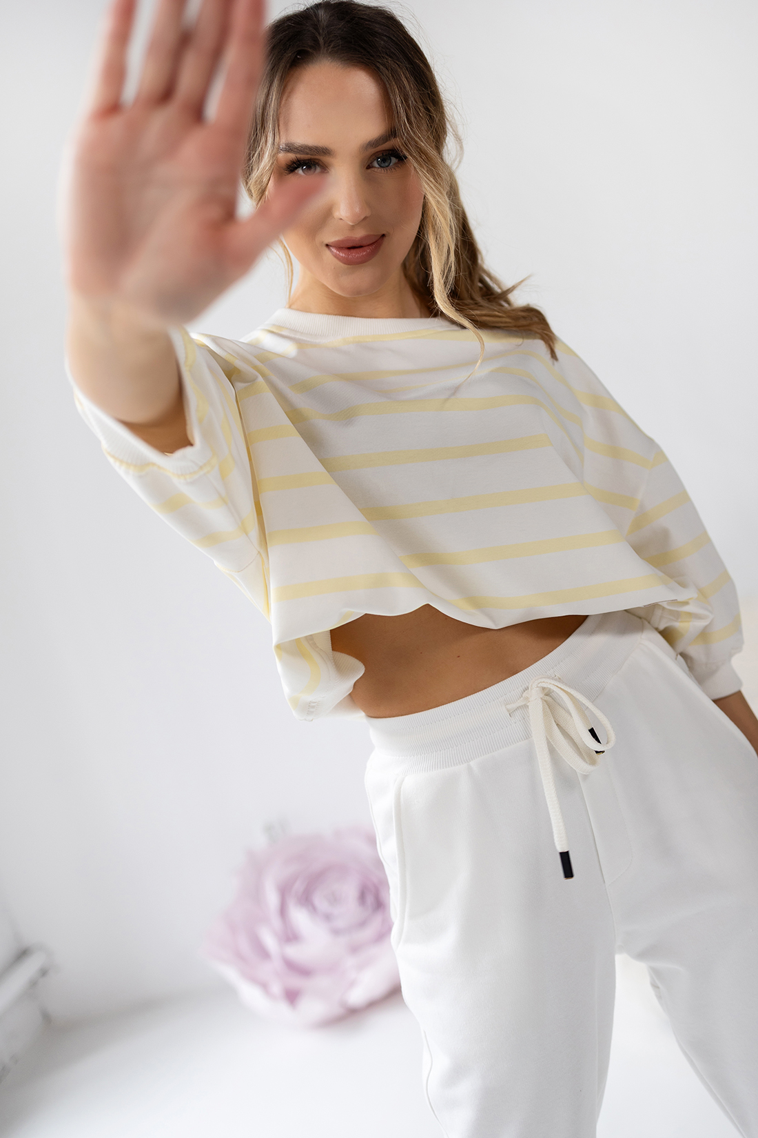 KRÓTKA BLUZKA W PASKI ELLA - Żółty
